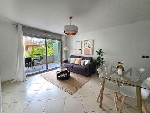 un salon avec un canapé et une table dans l'établissement 45m2 Luxueux 2P hypercentre terrasse Parking, à Cannes