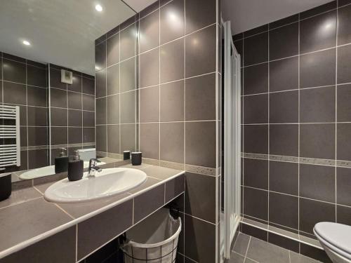 une salle de bain avec un lavabo et une douche dans l'établissement 45m2 Luxueux 2P hypercentre terrasse Parking, à Cannes