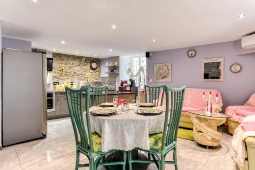une salle à manger et un salon avec une table et des chaises dans l'établissement Le Chardonneret Élégant - Maison pour 4 climatisée, à La Livinière