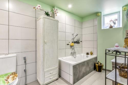 une salle de bain avec un lavabo, une douche et des toilettes dans l'établissement Le Chardonneret Élégant - Maison pour 4 climatisée, à La Livinière