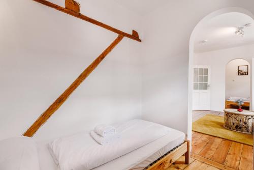 a white room with a bed and a table at Am Weissen Turm in Kulmbach