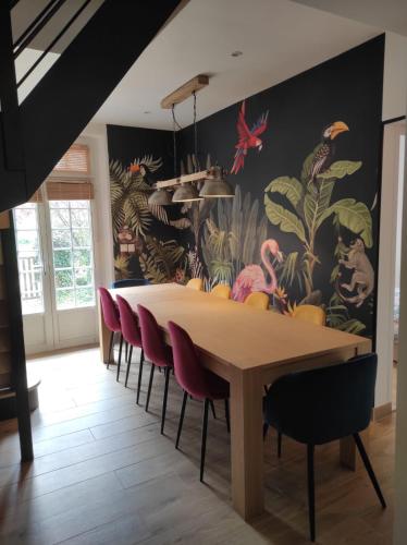 une salle à manger avec une table et des chaises roses dans l'établissement Cottage normand, à La Croisille
