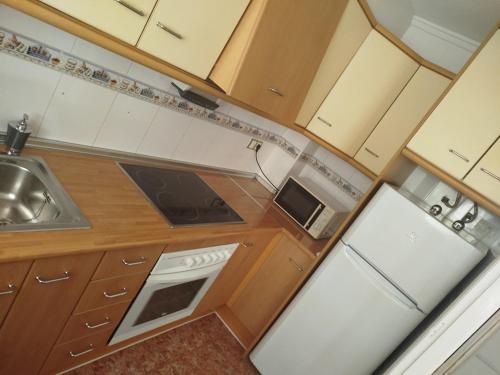 een keuken met witte apparaten bij Dreams Holidays in Gran Alacant