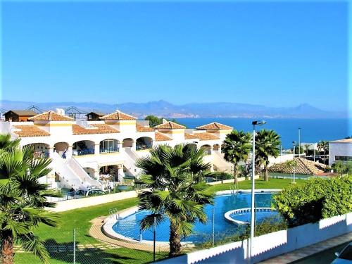 een uitzicht op een resort met zwembad bij Dreams Holidays in Gran Alacant