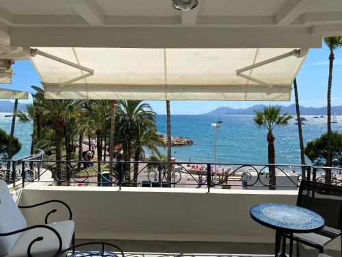 un balcon avec vue sur l'océan dans l'établissement Studio mer Croisette, à Cannes