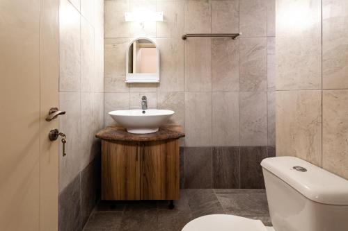 a bathroom with a sink and a toilet at Στούντιο Στη Στοά Βαρβουτσή #3 in Kalamata