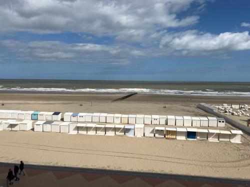 ein Gebäude an einem Strand am Meer in der Unterkunft Orion in Blankenberge