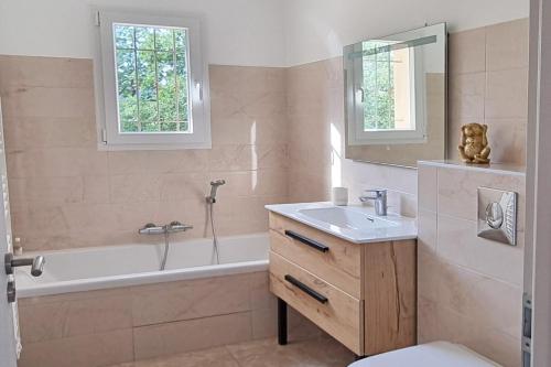 une salle de bain avec un lavabo, une baignoire et des toilettes dans l'établissement La Villa Sable en Provence, à Saint-Saturnin-lès-Apt