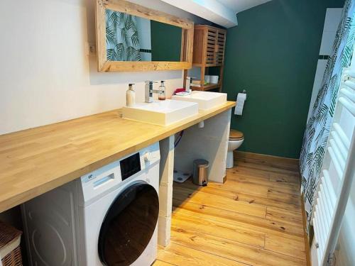 La salle de bains est pourvue d'un lave-linge et d'un lavabo. dans l'établissement Jolie maison proche du centre ville, à La Rochelle