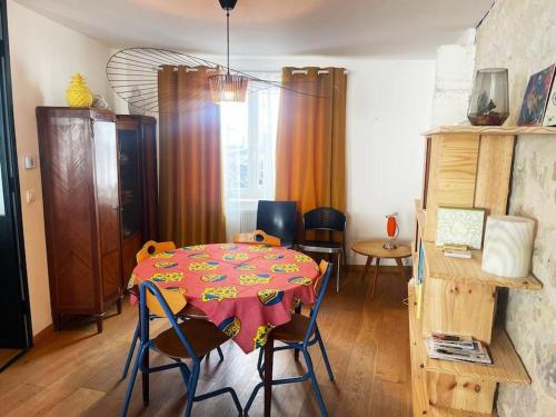 une salle à manger avec une table et des chaises et une chambre avec une table dans l'établissement Jolie maison proche du centre ville, à La Rochelle