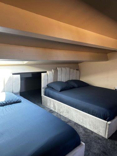 - 2 lits dans une chambre avec 2 lits dans l'établissement Villa mireval 6 personne, à Mireval