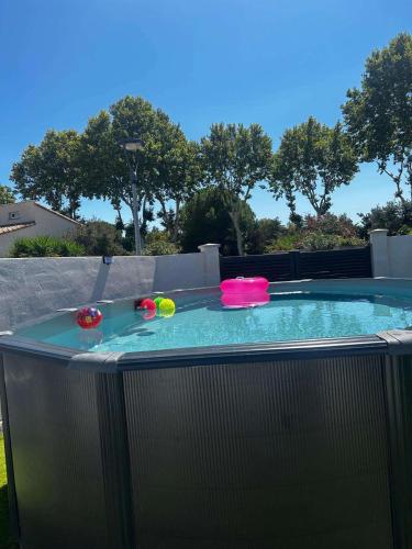 - une piscine avec un jouet dans l'eau dans l'établissement Villa mireval 6 personne, à Mireval