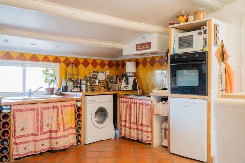 une cuisine avec un lave-linge et un lave-linge dans l'établissement Maison Aix-en-Provence, à Aix-en-Provence