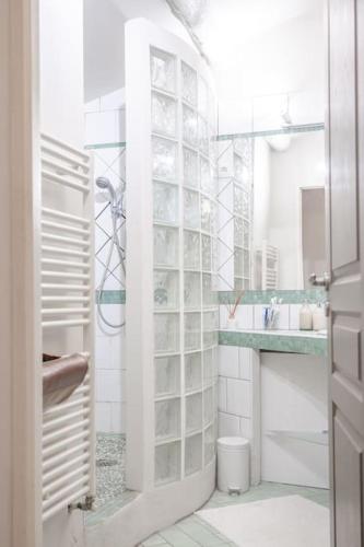 une salle de bain blanche avec une douche et un lavabo dans l'établissement Maison Aix-en-Provence, à Aix-en-Provence