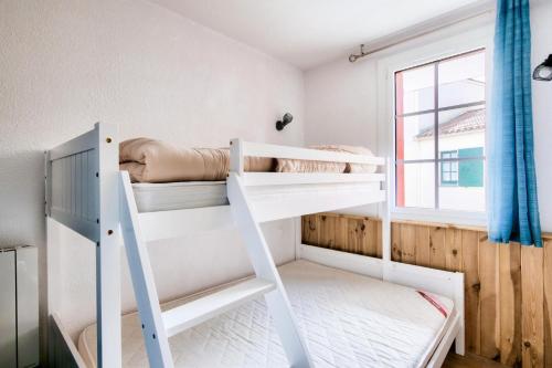 une chambre avec deux lits superposés et une fenêtre dans l'établissement Résidence Port Bourgenay - maeva Home - Appartement 2 pièces 5 personnes - Prestige MAE-5684, à Talmont-Saint-Hilaire