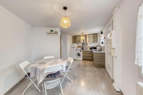une cuisine et une salle à manger avec une table et des chaises dans l'établissement Loft avec Chambre en Mezzanine, à Sainte-Geneviève-des-Bois
