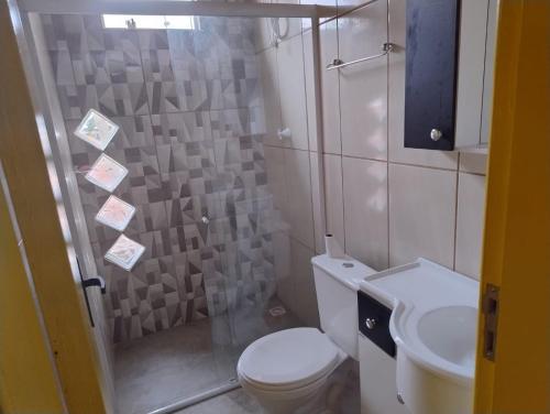 un bagno con wc, lavandino e doccia di Praia do Ervino SC a São Francisco do Sul