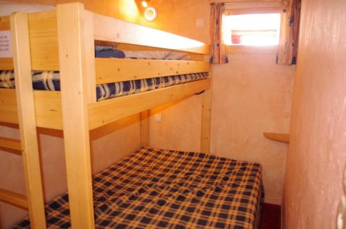 - une petite chambre avec 2 lits superposés dans une caravane dans l'établissement Résidence Palafour - 1 séjour canapé lit, 1 cabine lit superposés - balcon vue lac MAE-3762, à Tignes