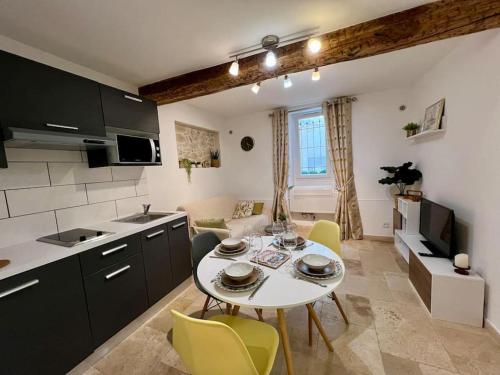 une cuisine et un salon avec une table et des chaises dans l'établissement 2P Remparts Vieil Antibes, à Antibes