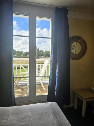 - une chambre avec une fenêtre donnant sur une terrasse dans l'établissement Résidence Port Bourgenay - maeva Home - Appartement 2 pièces 4 personnes - Sélection MAE-5821, à Talmont-Saint-Hilaire