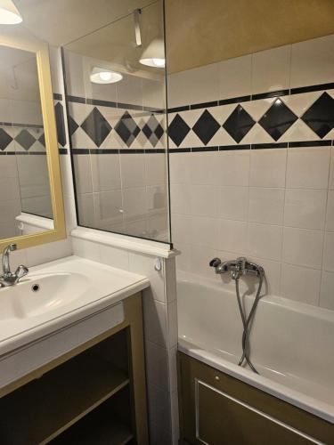 une salle de bain avec un lavabo, une baignoire et une douche dans l'établissement Résidence Port Bourgenay - maeva Home - Appartement 2 pièces 4 personnes - Sélection MAE-5821, à Talmont-Saint-Hilaire