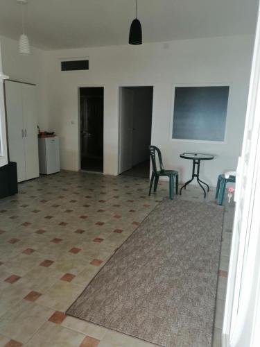 an empty room with a table and a projection screen at CHRIS sopo in Elshani