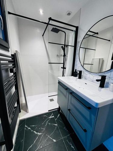 une salle de bain avec un lavabo et une douche avec un miroir dans l'établissement Logement du Sud avec Jacuzzi, à Sommières
