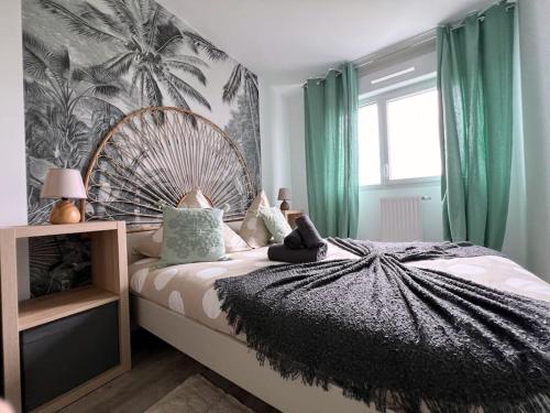 une chambre avec un grand lit avec des rideaux verts dans l'établissement Le Catalina, à Saint-Sébastien-sur-Loire