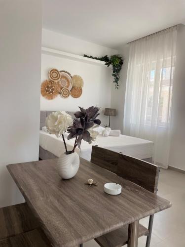 Postel nebo postele na pokoji v ubytování Kyma Luxury Suite
