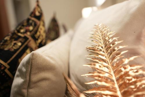 a close up of a couch with a feather on it at Hotel Attaché an der Messe in Frankfurt/Main
