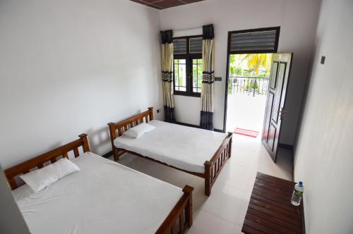Postel nebo postele na pokoji v ubytování Hotel Siyathma polonnaruwa