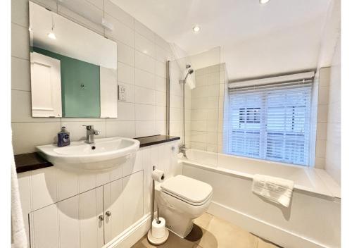 Vannituba majutusasutuses Sheplegh Court Charming Cottage and Pools within Stunning Grounds