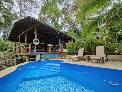 ośrodek z basenem i domem w obiekcie Toucan Hideout with Plunge Pool w mieście Puerto Viejo