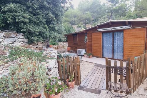 une clôture en bois devant une cabine dans l'établissement Maisonnette chez l'habitant, à La Ciotat