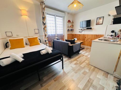Kuchyň nebo kuchyňský kout v ubytování ORLEANS CENTRE PROCHE GARE - Appartement fonctionnel Résidence calme Parking privé gratuit - LE CENTRAL ELEGANCE