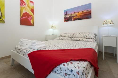 Un pat sau paturi într-o cameră la Victoria Apartments