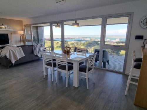 โทรทัศน์และ/หรือระบบความบันเทิงของ Piso Premium Vistas Mar & Golf