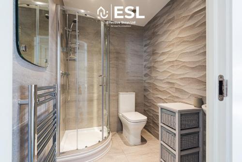 Ένα μπάνιο στο 3 Bedroom Modern Townhouse with Garage Parking