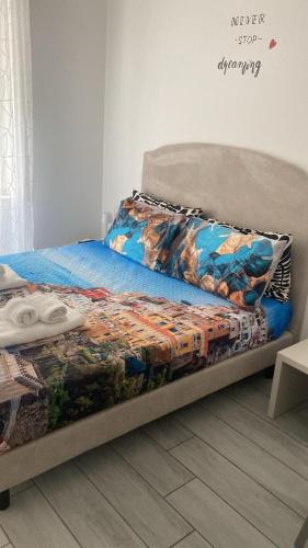 ナポリにあるCavallerizza homeのベッド(掛け布団付)が備わる客室です。