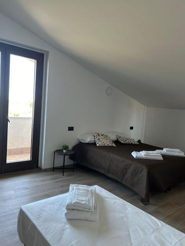 a white room with a bed and a window at Green Residence Villa Assunta in Moscufo