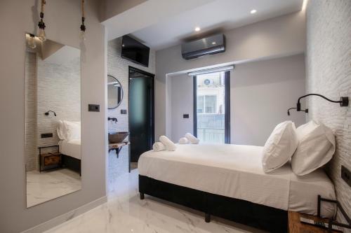 Postel nebo postele na pokoji v ubytování Melina's Urban Luxury Apt in Chania centre