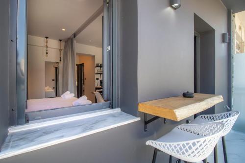 Postel nebo postele na pokoji v ubytování Melina's Urban Luxury Apt in Chania centre