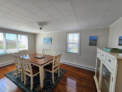una sala da pranzo con tavolo e sedie di Above The Tickle a Twillingate