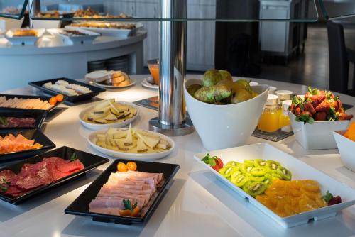 Un buffet con diferentes tipos de comida en una mesa. en Hotel Balneario Alhama de Aragón, en Alhama de Aragón