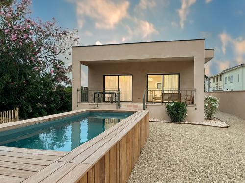 une maison avec une piscine devant dans l'établissement Villa familiale avec piscine hyper centre, à Valras-Plage