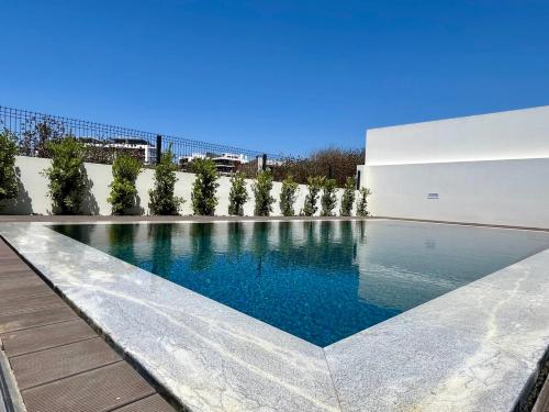 2-bedroom with pool, walk to beach & town