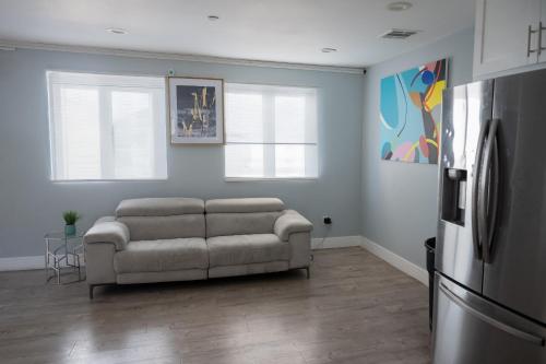 Una sala de estar con un sofá y un refrigerador. en California Castle - Fashion District - DTLA - Flexible, en Los Ángeles