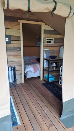 Postel nebo postele na pokoji v ubytování Safaritent 'Skogen'