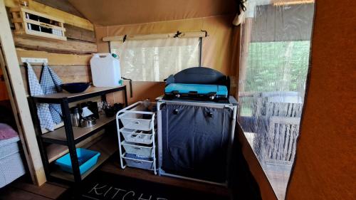 Kuchyň nebo kuchyňský kout v ubytování Safaritent 'Skogen'