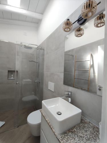 Bilik mandi di 2 Floors Home near Carvoeiro&SlideSplash